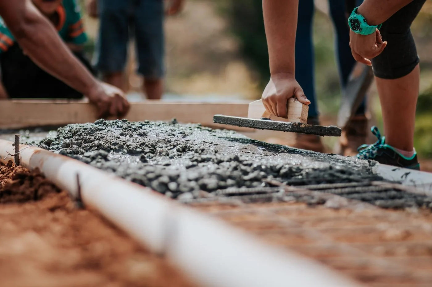 İnşaat sahasında gerçekleştirilen beton uygulaması
